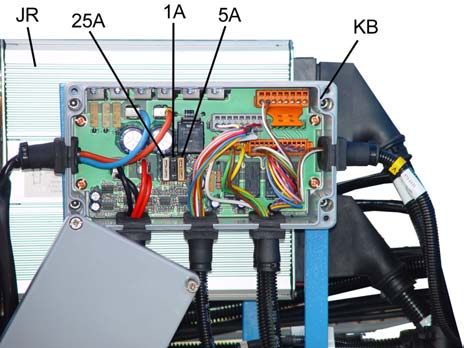 10 BEZPIECZNIKI Elektroniczne sterowanie siewnika wykazuje w sumie 4 bezpieczniki, chroniące przed przeciążeniem system, skrzynkę przełącznikową (KB) oraz jednostkę