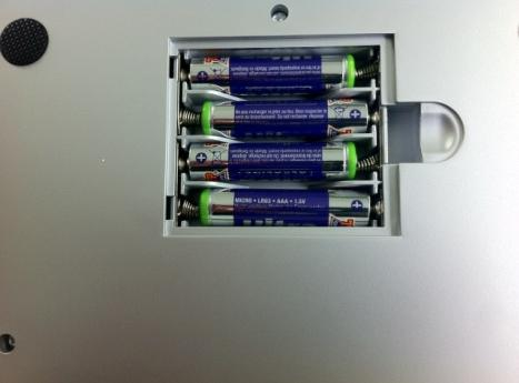 Należy umieścić 2 baterie AAA w położeniu wskazanym w komorze baterii. Po zakończeniu przesuń panel z powrotem na miejsce.