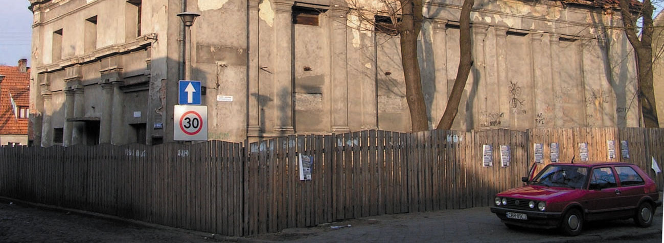 2 GŁOS ŚWIĘTEGO MIKOŁAJA Nr 1 (77) Z jednej strony tabliczki o niepokojącej treści: Przebywanie w obrębie obiektu zabronione... Uwaga niebezpieczeństwo! Zagrożenia budowlane - spadające dachówki.