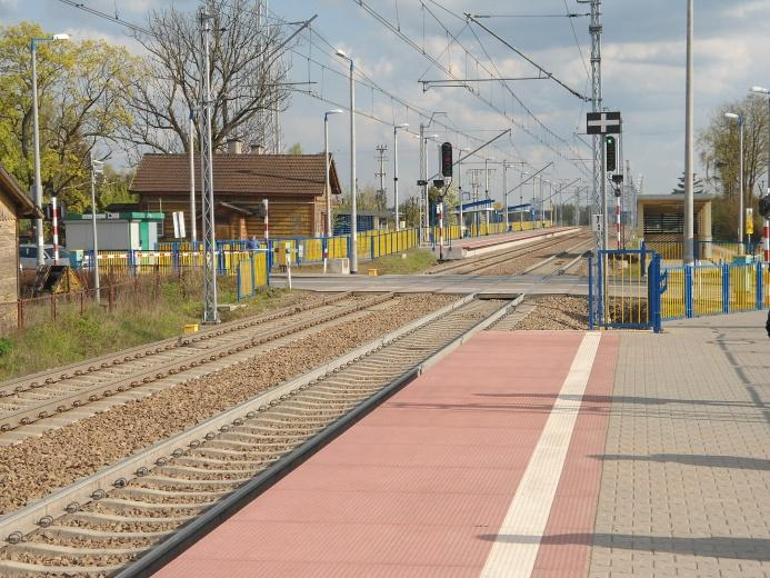 Świercze W Świerczach obok przejścia podziemnego (bez podnośników) znajduje się przejazd kolejowy w poziomie szyn, z którego