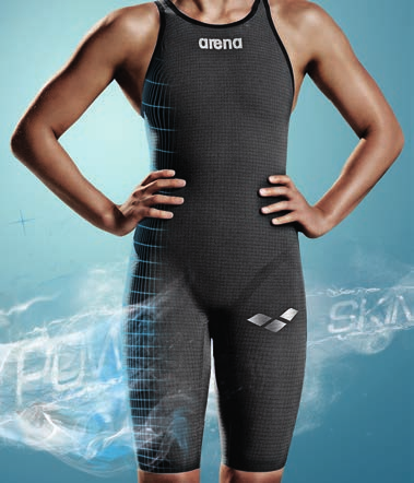 RACING SWIMWEAR MAKSYMALNA KOMPRESJA KONSTRUKCJA ZWROTU MOCY WODOODPORNA POWŁOKA We współpracy z Laboratoriami Kinetech, Arena opracowała unikalny, skuteczny materiał POWERSKIN CARBON PRO, w którym