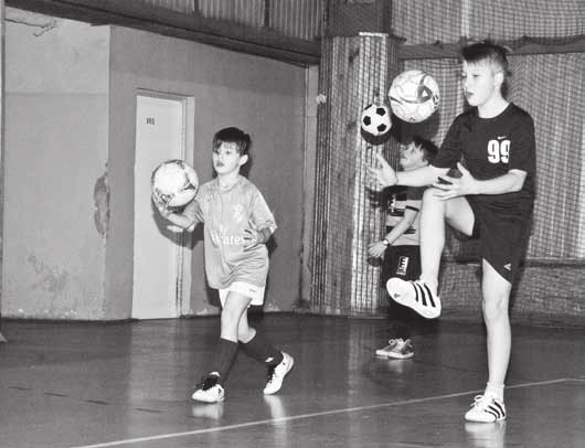 28 MOJA SPÓŁDZIELNIA 2/2017 Trenując robią postępy Dzieciakom uczestniczącym w darmowych treningach piłkarskich zapału do gry absolutnie nie brakuje.