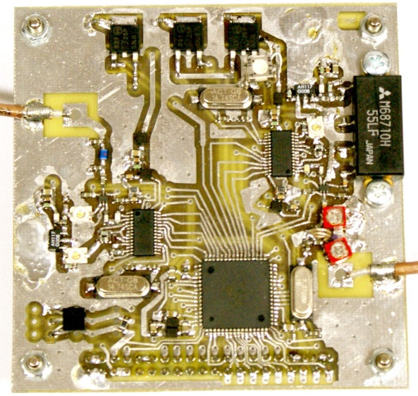 8.4.3. Płytka PCB. System C&CS zrealizowany jest na dwustronnym laminacie FR4 o wymiarach 80x80x1 mm (Rys. 95). Rys. 95. Płytka PCB systemu C&CS. Elementy montowane są głównie na górnej warstwie (Rys.