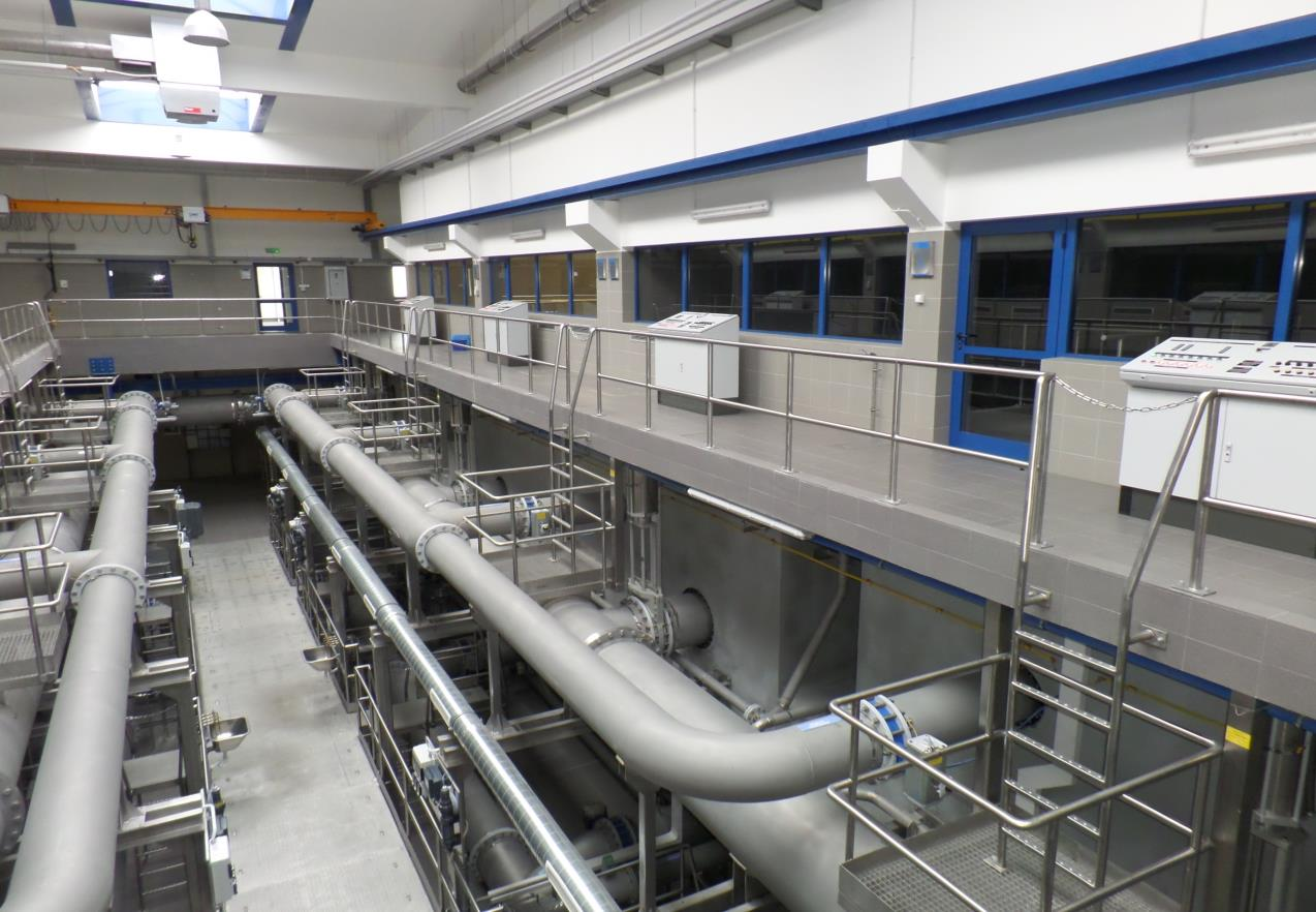 Rys. 8. Stacja Uzdatniania Wody w Mosinie - filtry węglowe z galerią rur. Następnie oczyszczona woda jest dezynfekowana dwutlenkiem chloru.
