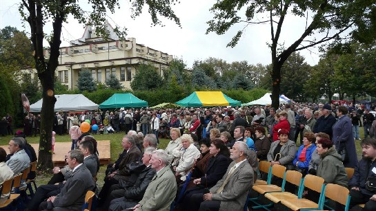 Na placu obok Kościoła corocznie organizowane są Dożynki z udziałem wszystkich mieszkańców gminy. Również mają tu miejsce festyny dla najmłodszych mieszkańców Rogowa.