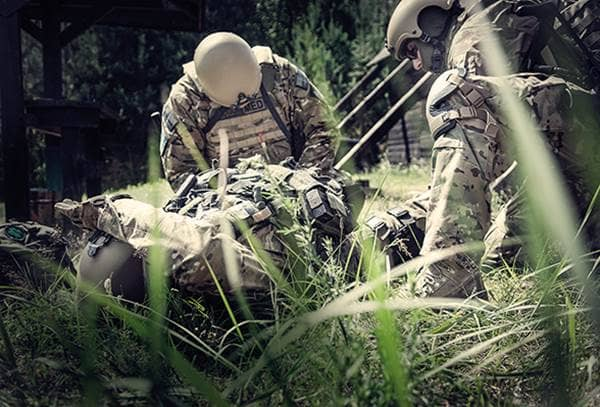 KREW NA POLIGONIE 2014-07-28 Dziennikarze uczyli się udzielania pierwszej pomocy od byłych żołnierzy GROM-u oraz ratowników i lekarzy z Wojskowego Instytutu Medycznego.