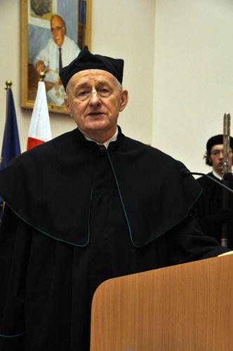 Pan PROF. TADEUSZ HERMANN jest absolwentem Wydziału Farmaceutycznego Akademii Medycznej w Poznaniu. W 1989 roku uzyskał tytuł profesora nauk farmaceutycznych.