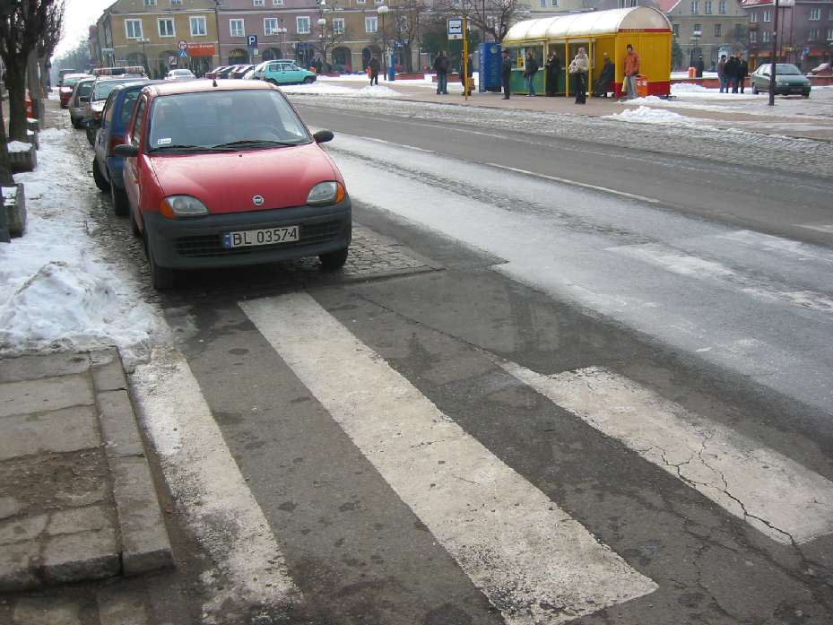 Zintegrowany program gospodarki transportowej dla miasta Łomży 4/12 Fot 36. Plac Kościuszki zły stan oznakowania poziomego przejścia dla pieszych Fot.