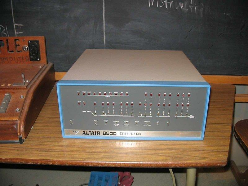 ALTAIR 8800 Zestaw do samodzielnego montażu. Uznawany za pierwszy komputer osobisty. Duże możliwości rozbudowy, m.in.