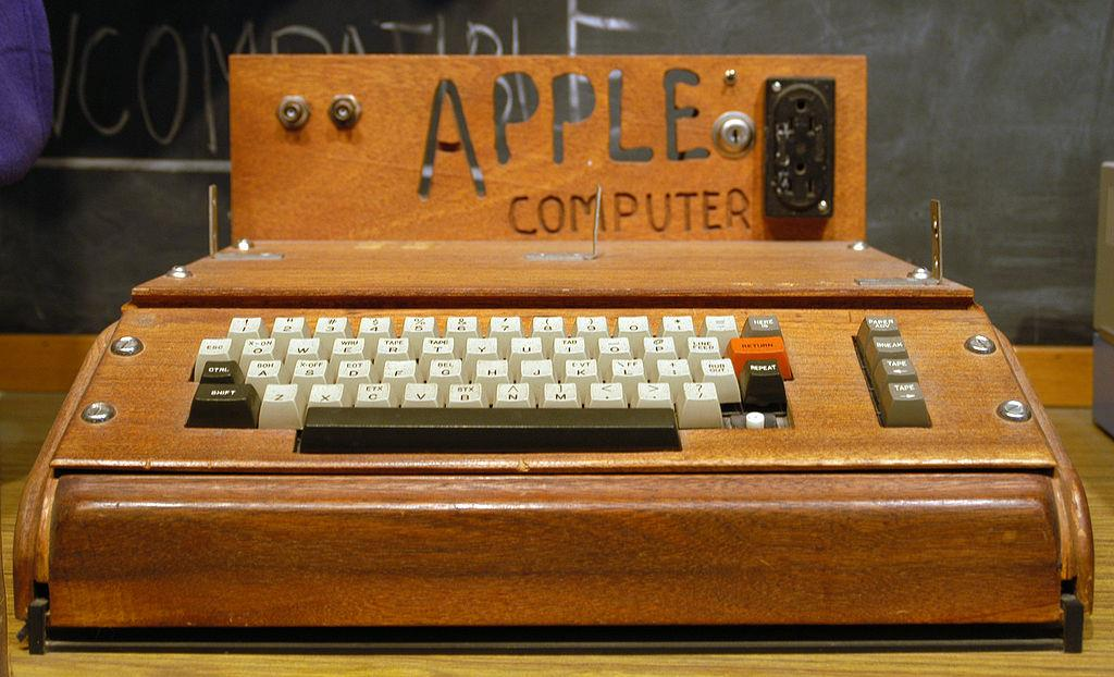 Apple I Początek sprzedaży w 1976 r. Sprzedawany w pełni złożony. Pierwszy powszechnie dostępny wykorzystujący klawiaturę i monitor.