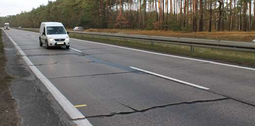 Odcinek wybudowany w drugiej połowie lat 30 ubiegłego wieku, wykonany ze znajdujących się w bardzo złym stanie płyt betonowych, brak