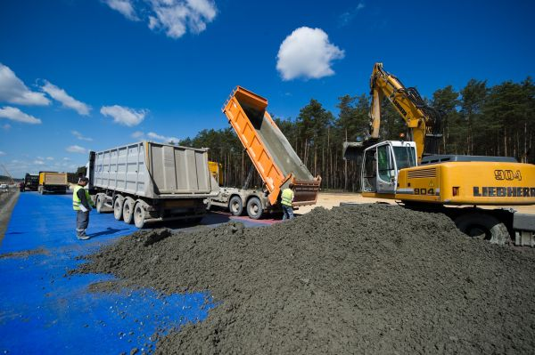 Technologia budowy nowoczesnej autostrady betonowej Na tym zdjęciu