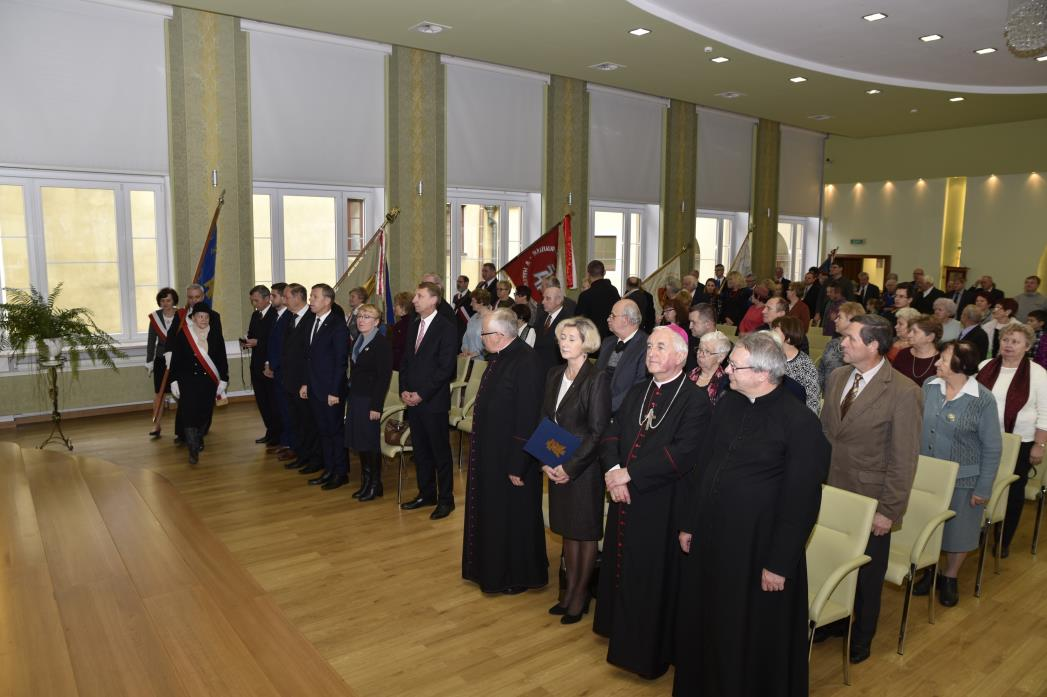 Po zakończeniu uroczystości w Katedrze, poczty sztandarowe na czele, członkowie Akcji Katolickiej, delegacja Katolickiego Stowarzyszenia Młodzieży i zaproszeni goście przeszli, procesjonalnie i ze