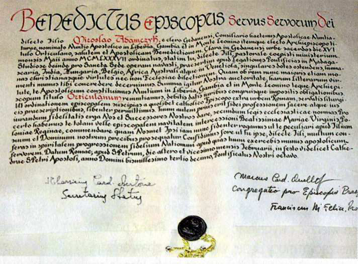 2 Benedíctus episcopus Servus Servorum Dei dilecto Filio Miroslao Adamczyk, e clero Gedanensi, Consiliario hactenus Apostolicae Nuntiaturae, nominate Nuntio Apostólico in Liberia, Gambia et in Monte