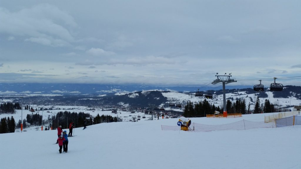 Szczawnica, Krościenko nad Dunajcem, Nowy Targ, Poronin PKP Intercity z większości miejsc w Polsce z przesiadką w Krakowie, lub bezpośrednio wybranymi pociągami PolRegio dawne Przewozy Regionalne z