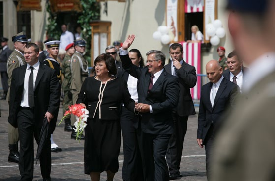 12 13 Dziękuję więc prawie dziewięciu milionom obywateli Polski, którzy wynieśli mnie do prezydenckiego urzędu. Chcę zapewnić, że uczynię wszystko, aby nie zawieść Państwa oczekiwań i nadziei.