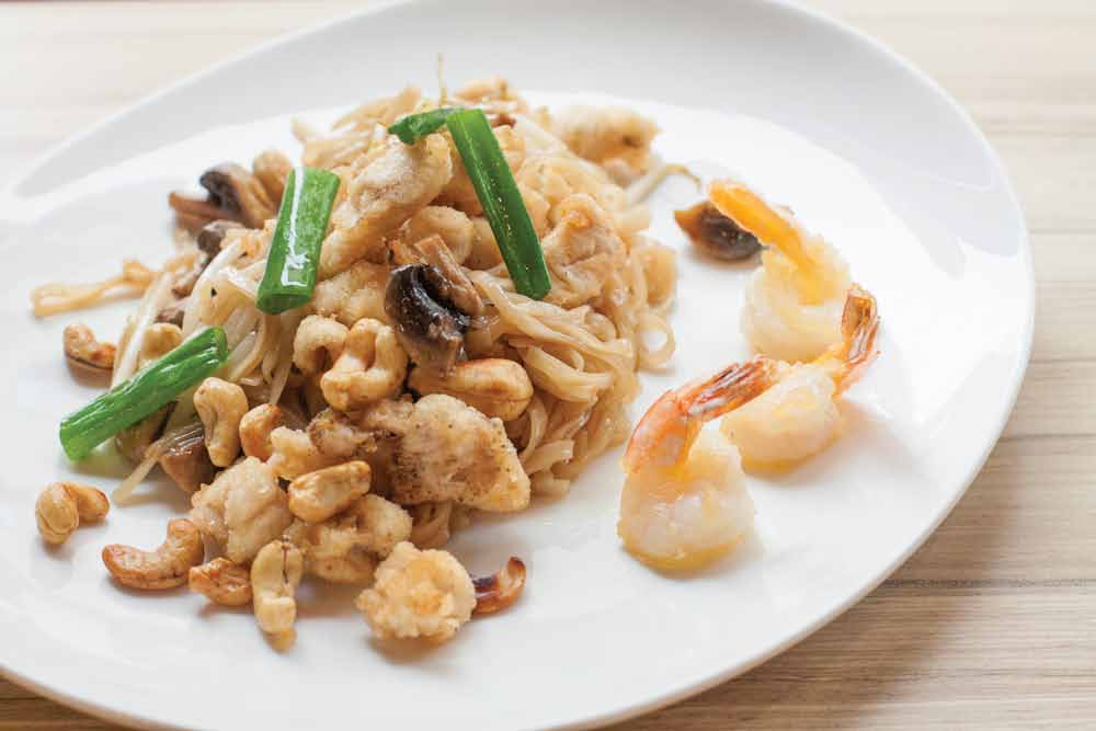 Kids menu :) Danie dla dzieci ก วยเต ยวผ ดไก เม ดมะม วง Kuy Teav Pad Kai Med Mamuang Stir-fried noodles with chicken,