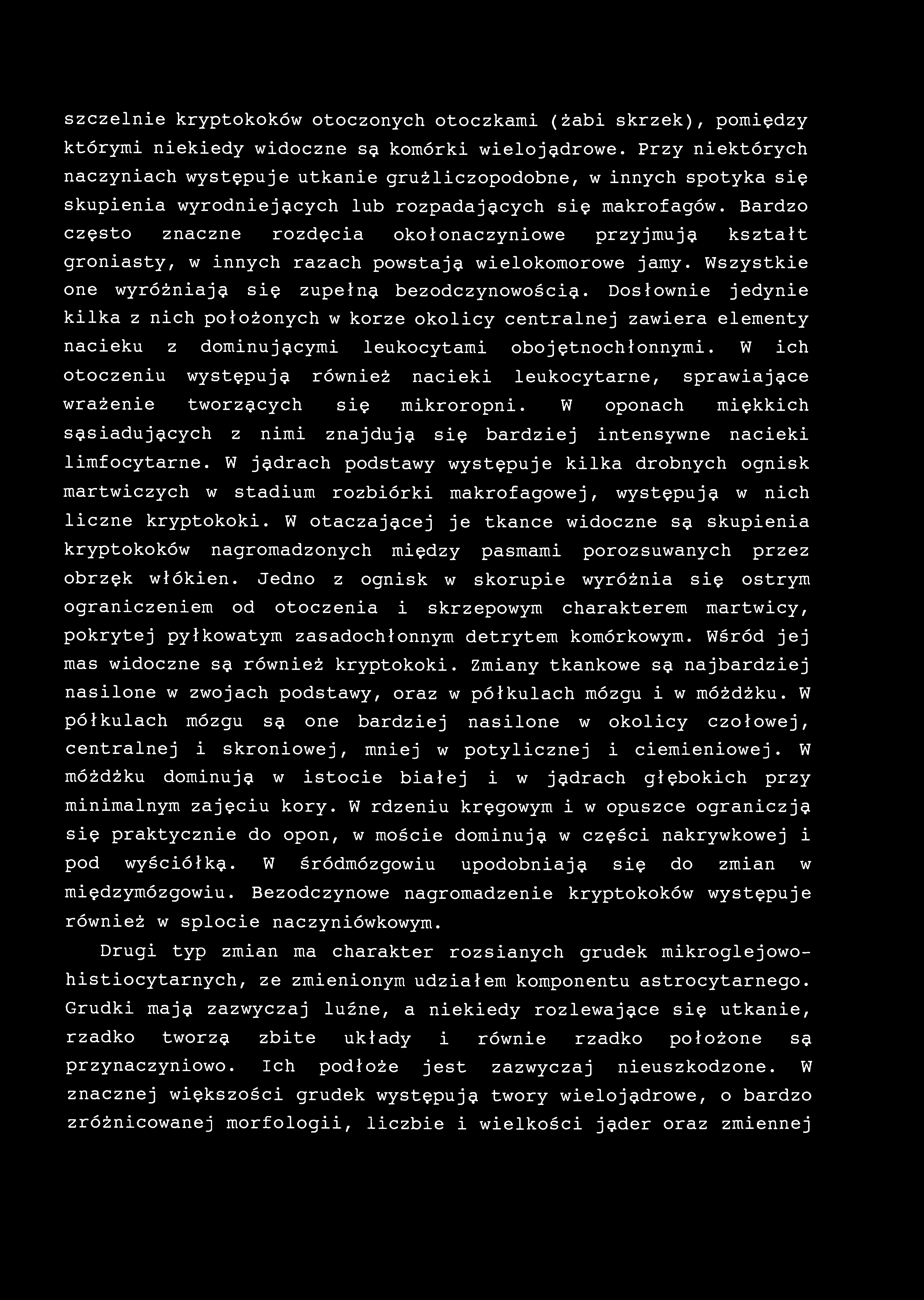 szczelnie kryptokoków otoczonych otoczkami (żabi skrzek), pomiędzy którymi niekiedy widoczne są komórki wielojądrowe.