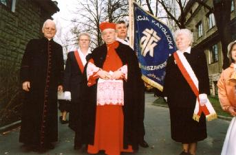 Tym razem zamiast nieznanych pomników prezentujemy poczty sztandarowe. Sztandar Naszego Stowarzyszenia podczas uroczystości w rocznicę Olszynki Grochowskiej.