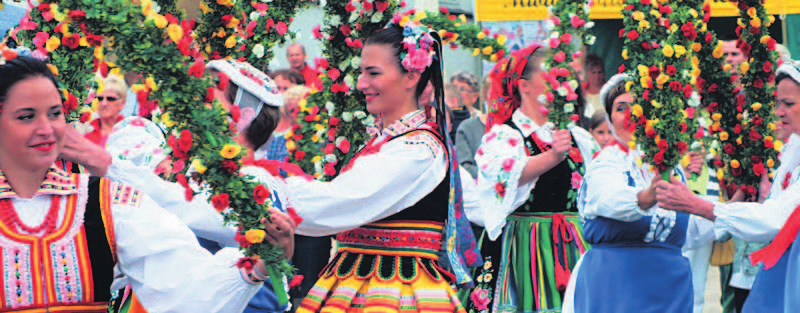 Folklor nie jedno ma imię Powiatowy Przegląd Zespołów Folklorystycznych w Lusowie już po raz piętnasty zachwycił licznie zgromadzoną publiczność.