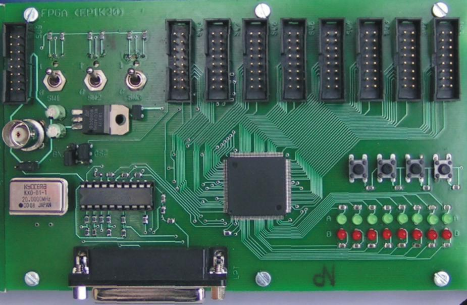 Rysunek 5. Pakiet z układem FPGA Połączenia pomiędzy modułami systemu ML3: Lp. Połączenie taśmą (moduł.złącze moduł.złącze) 1 P1.V1 IN_4xHEX.PWR Zasilanie układu 2 IN_4xHEX.OUTB FPGA.