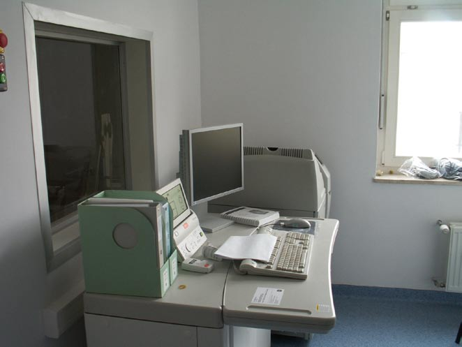 KURIER 85 LIPIEC Zakupiono wyposażenie sprzętowe nowych obiektów szpitalnych W lipcu 2005 roku został złożony wniosek do Urzędu Marszałkowskiego na zakup wyposażenia do nowo wybudowanych bloków