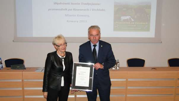 III miejsce Karkonoski Park Narodowy cztery pory roku, wyd. KPN Jelenia Góra2014 Nagroda dla Karkonoskiego Parku Narodowego (odbiera dyrektor Andrzej Raj).