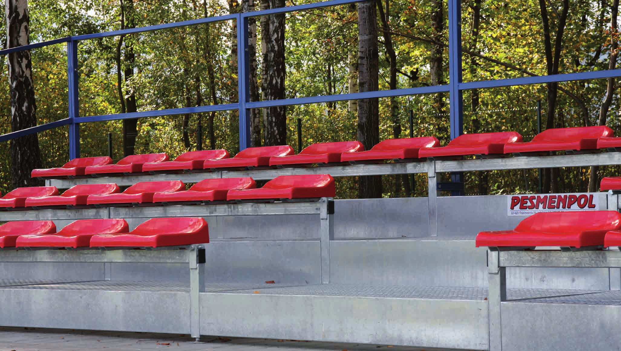 Trybuny sportowe Stałe - na obiekty zewnętrzne Trybuny stałe z podstopnicą, typ TSD-200 Trybuna stała na boisko zewnętrzne z siedziskami plastikowymi i podestami z krat pomostowych, cynkowanych lub