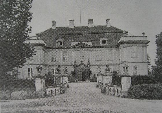 Pałac barokowy wzniesiony pod koniec XVII wieku w 1688 roku dla Jerzego von Lüttichau. otoczony był fosą, do którego prowadziły dwa mosty. Na przełomie XIX i XX został przebudowany.