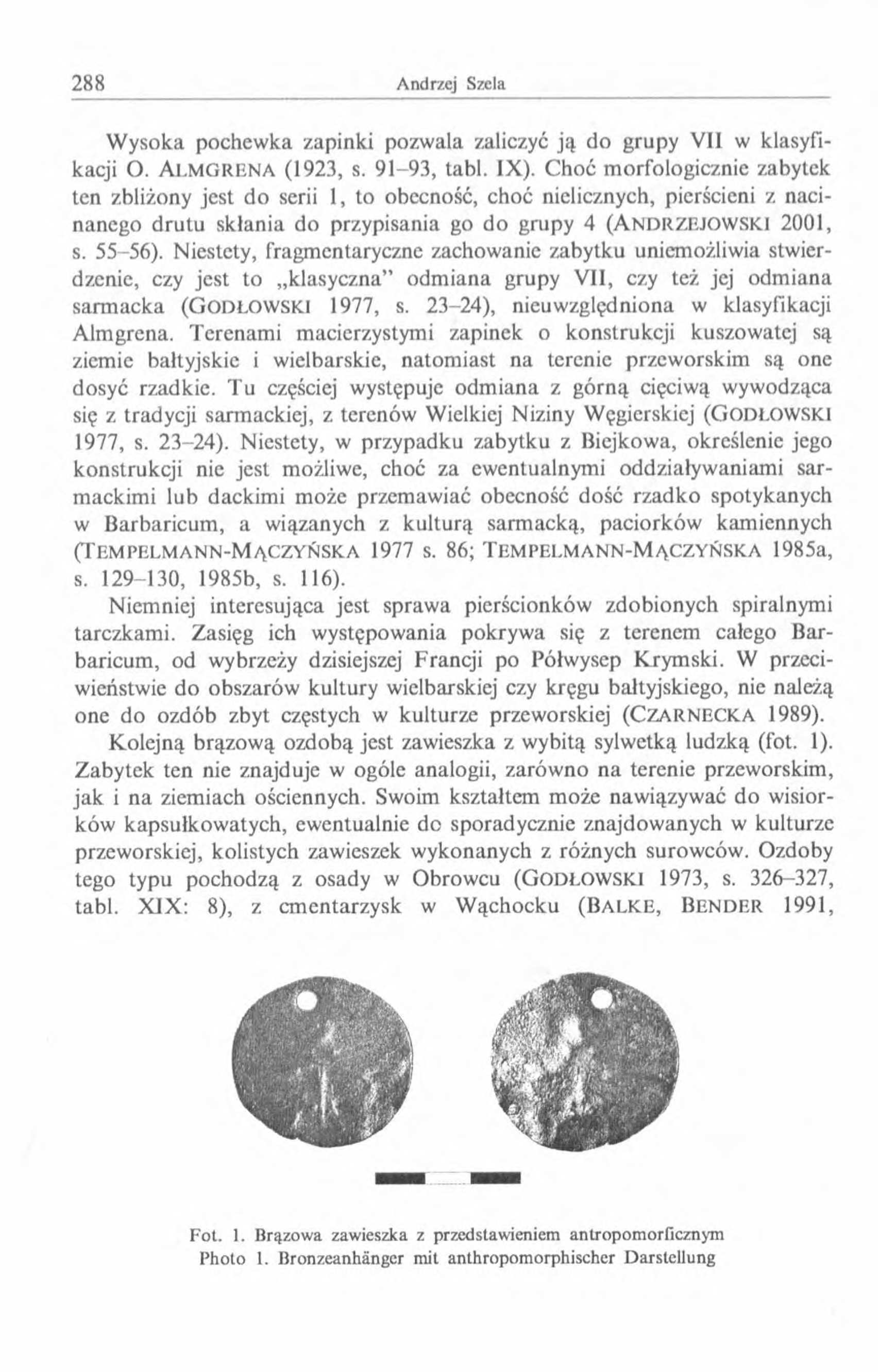 W ysoka pochew ka zapinki pozw ala zaliczyć ją do grupy VII w klasyfikacji O. A l m g r e n a (1923, s. 91-93, tabl. IX).