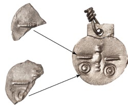 Srebrna zawieszka Srebrna zawieszka oraz fragmenty dwóch identycznych egzemplarzy Srebrne grudki, pozostałość przetopionych przedmiotów Większość okazów pochodzących z