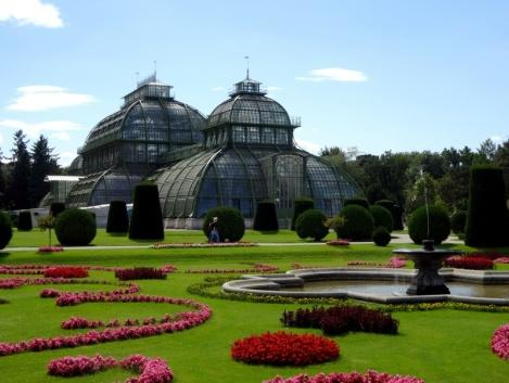 Spotkanie z przewodnikiem wiedeńskim. Pałac Schönbrunn - dawna letnia rezydencja rodziny cesarskiej, to jeden z najpiękniejszych budynków w stylu barokowym w Europie.