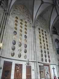 Wewnątrz ściany boczne świątyni wyłożone są tarczami herbowymi i płytami nagrobnymi braci i rycerzy zakonu w tym Wielkiego Mistrza Ulricha von Jungingena.