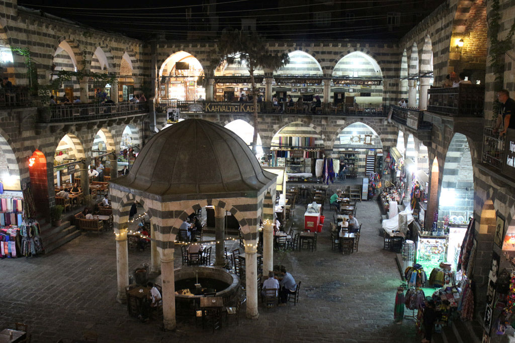 Klimat miasteczka jest niepowtarzalny, rozliczne zabytkowe meczety i medresy, klasyczny