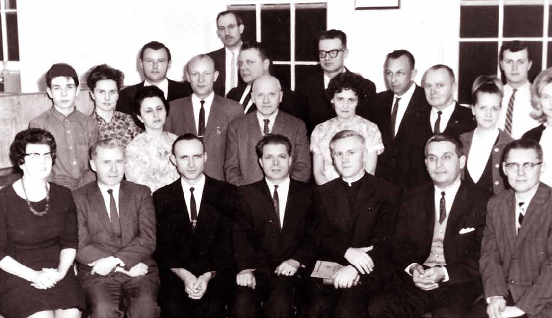 Sitting, from left: Eleonora Brunka, Tadeusz Gonsik, Zenon Gutkowski, Józef Rajca, Fr. Antoni Murawski OMI Pastor of St.