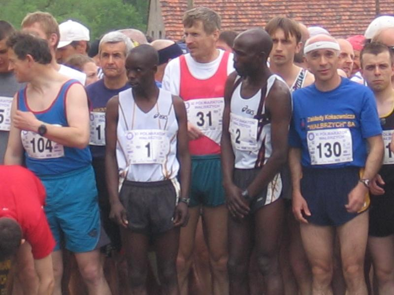 XI Półmaraton Wałbrzych 14 maja 2005 r. Przed startem do biegu Wyniki zawodników OKB ITAKA OPOLE ; 5. Jerzy Siemaszko 1:14:57 (2 miejsce w kategorii M40) 15.