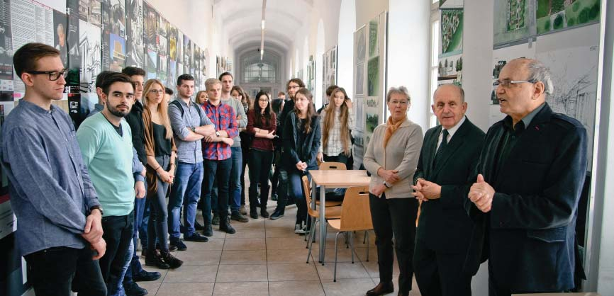 il. 1. Wernisaż wystawy studenckich prac projektowych. Rekreacja w miejscu zamieszkania 21.03.2016r. Od prawej; prof. Wacław Seruga, Prorektor Politechniki Krakowskiej prof.