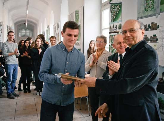 Wacław Seruga hands the award to Agata Kowalczyk a second year student of the Faculty of Architecture. Phot. by dr P. Celewicz il. 7. Wernisaż wystawy studenckich prac projektowych.