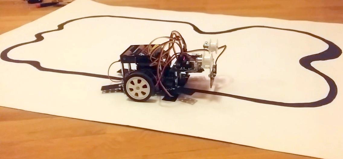 Line Follower - RoboRobo Robot jadący wzdłuż czarnej linii zaznaczonej na