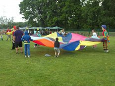 Dzieci korzystały z kuli wodnych z basenem, a wytrwalsi skakali na trampolinie. Gry i zabawy na trawie toczyły się pomimo padającego deszczu.