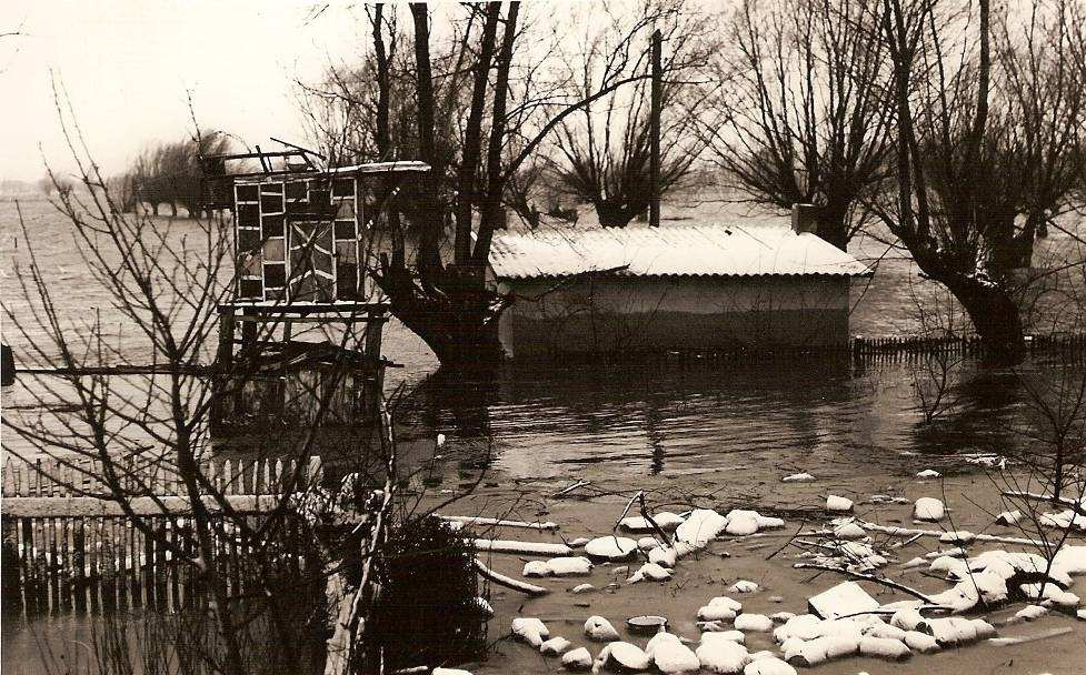 Fot. 1. Zdjęcie z Nowakowa 2.02.1983 r. Fot. 2. Zdjęcie z Batorowa 23.01.1983 r. Powódź opadowo-nawalna z 2001 r.