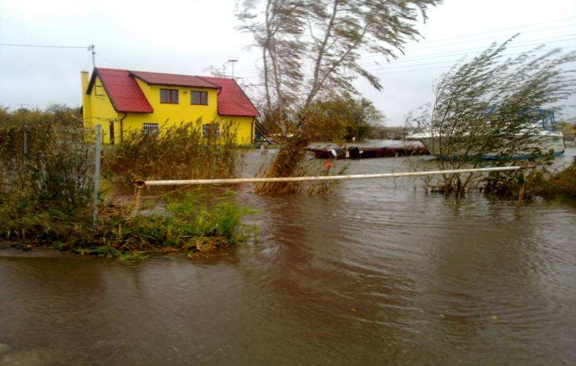 dogodnych uwarunkowań dla hydrologii śródlądowej, powódź sztormowa z października 2009 spowodowała olbrzymie straty, sięgające daleko w głąb lądu na skutek cofki, zaś na części śuław doprowadziła do