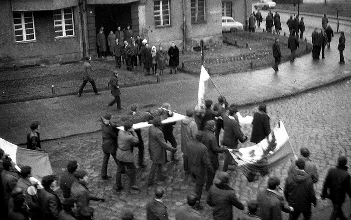 III Tygodnik powszechny 49 5 grudnia 2010 27 Gdynia, grudzień 1970 r.: demonstranci niosą na drzwiach zwłoki 18-letniego Zbigniewa Godlewskiego.