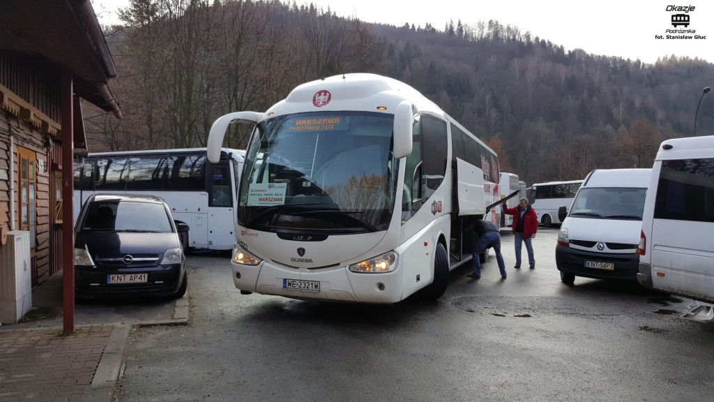 odjeżdżały autobusy do Warszawy, głównie nocne. O 12:30 kierowca podstawił komfortowego Irizara na podwoziu Scanii.