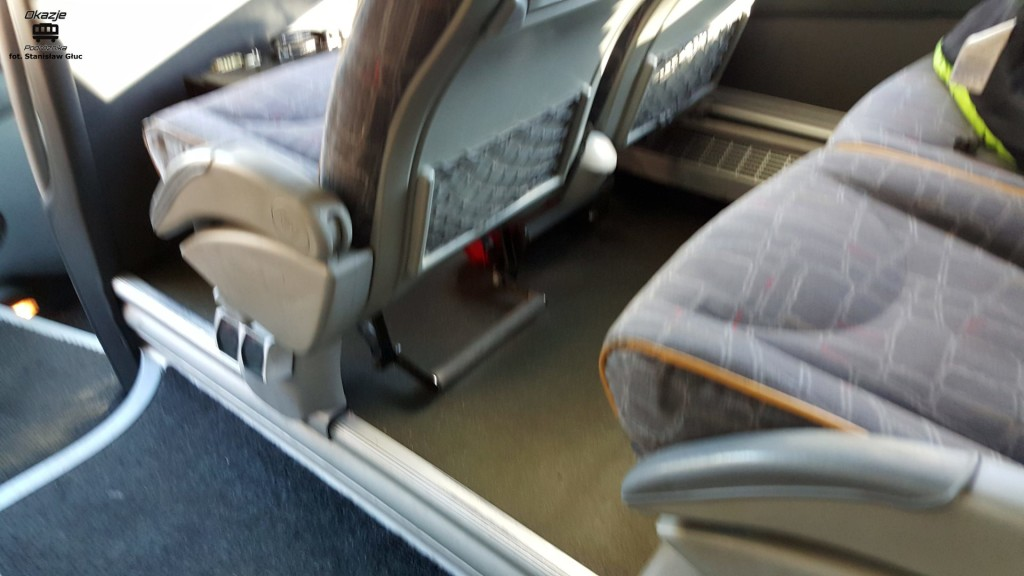 drugi rząd foteli jest wyposażony w gniazdka 230V. Na pokładzie autobusu działa WiFi, a dostawcą internetu, z tego co się orientuję, jest Orange.