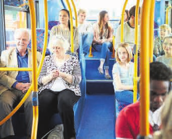 powszechne są darmowe przejazdy autobusami i tramwajami należącymi do miejskich zakładów czy spółkach komunikacyjnych. Z reguły pasażerowie, którzy ukończyli 70. rok życia mogą podróżować za darmo.