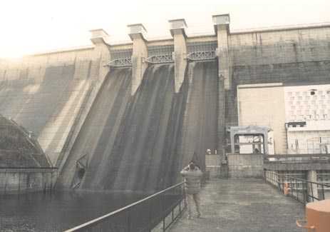 2002 r. nie przyniosło na szczęście większych strat materialnych na położonym poniżej zbiornika terenie). Do 1939 r.