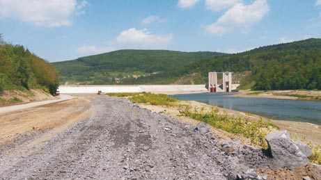 Największy z tych zbiorników, Czorsztyn-Niedzica i Sromowce Wyżne, został oddany do użytku tuż przed powodzią w lipcu 1997 r.