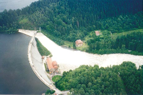 Działania na niektórych zbiornikach wodnych podczas ostatnich dużych powodzi Działania na zbiornikach podczas dużych powodzi opisano na podstawie Monografii Powodzi lipiec 1997 dla dorzecza Wisły i