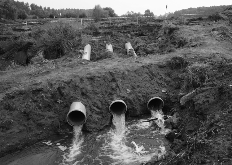 Modernizacja budowli upustowej Na czas realizacji robót budowlanych, w celu zapewnienia przepływu wód rzeki Gnidy i odwodnienia wykopu fundamentowego, wykonano trzy tymczasowe rurociągi z PVC o